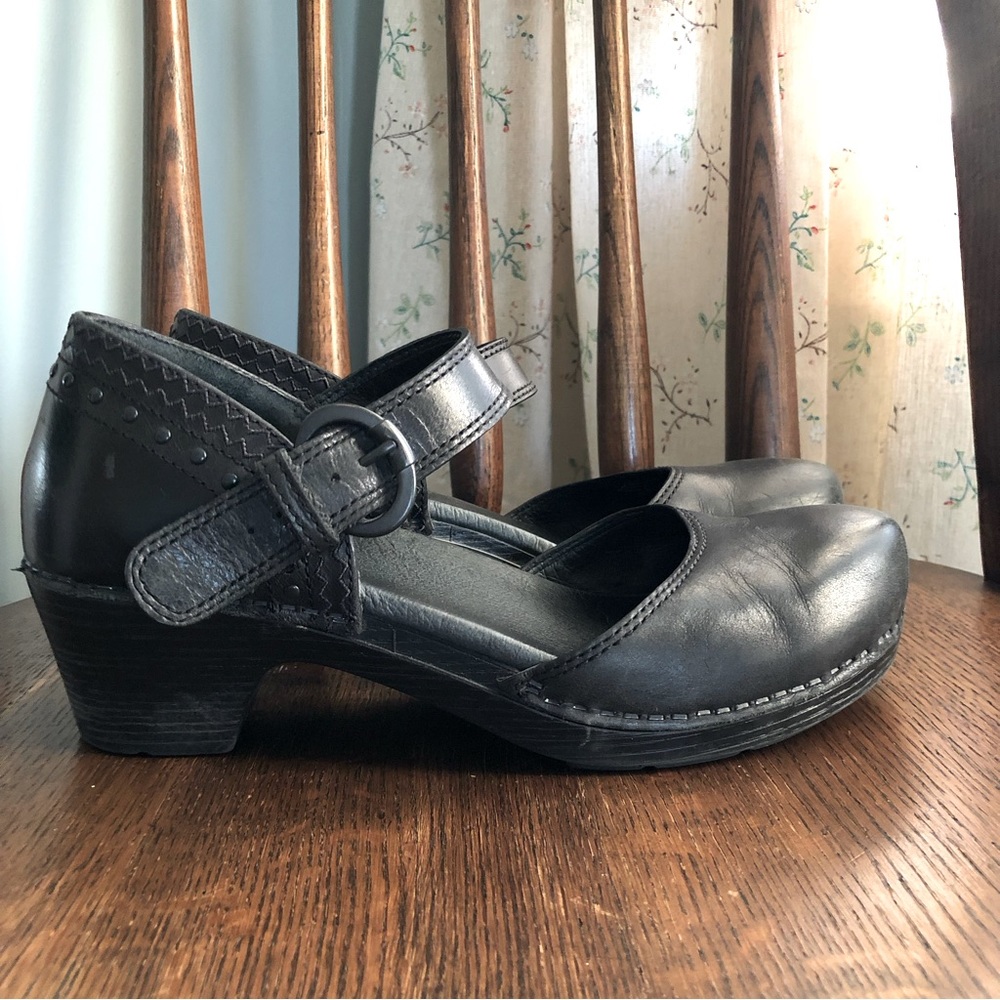 Black Dansko Shoes - size 39 / women’s 8.5 - 9